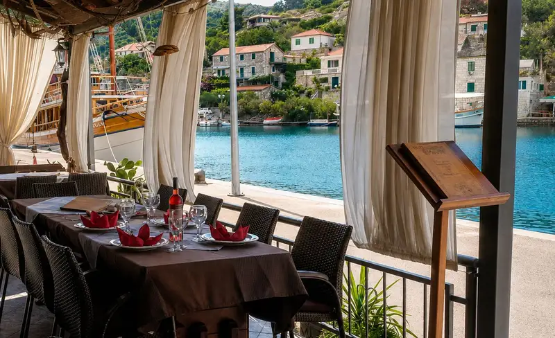 Restaurant Komin on the waterfront in Stomorska