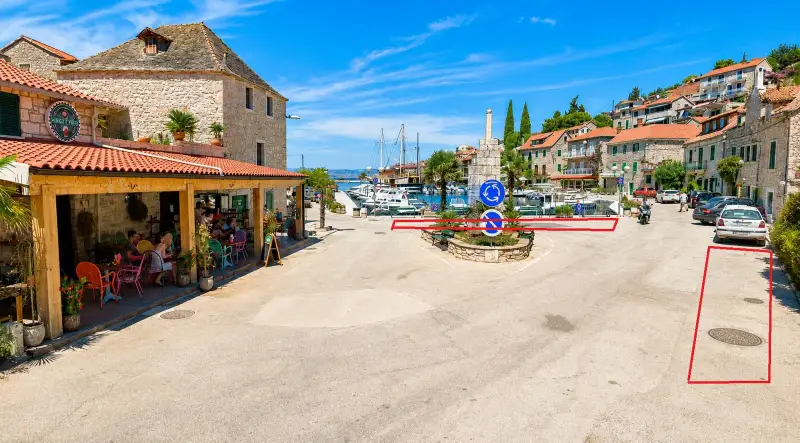 Prihod v Stomorsko – mesto za ustavitev ob krožišču pri morju